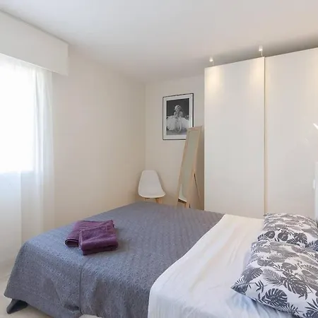 Apartment Le Corail Spacieux Avec Beau Et Ample Balcon, Au Centre, Ideal Pour Familles Et Petits Groupes