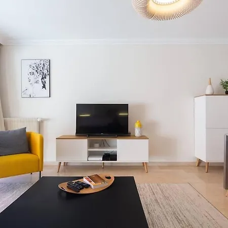 Le Corail Spacieux Avec Beau Et Ample Balcon, Au Centre, Ideal Pour Familles Et Petits Groupes *