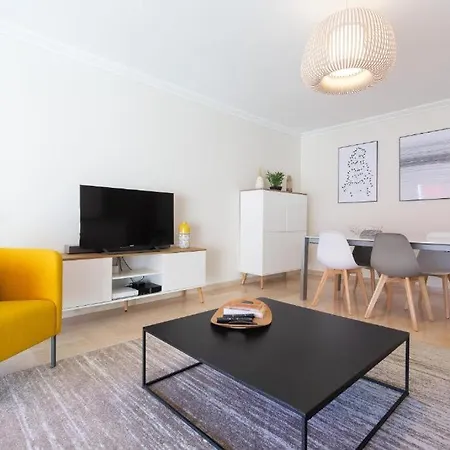 Le Corail Spacieux Avec Beau Et Ample Balcon, Au Centre, Ideal Pour Familles Et Petits Groupes
